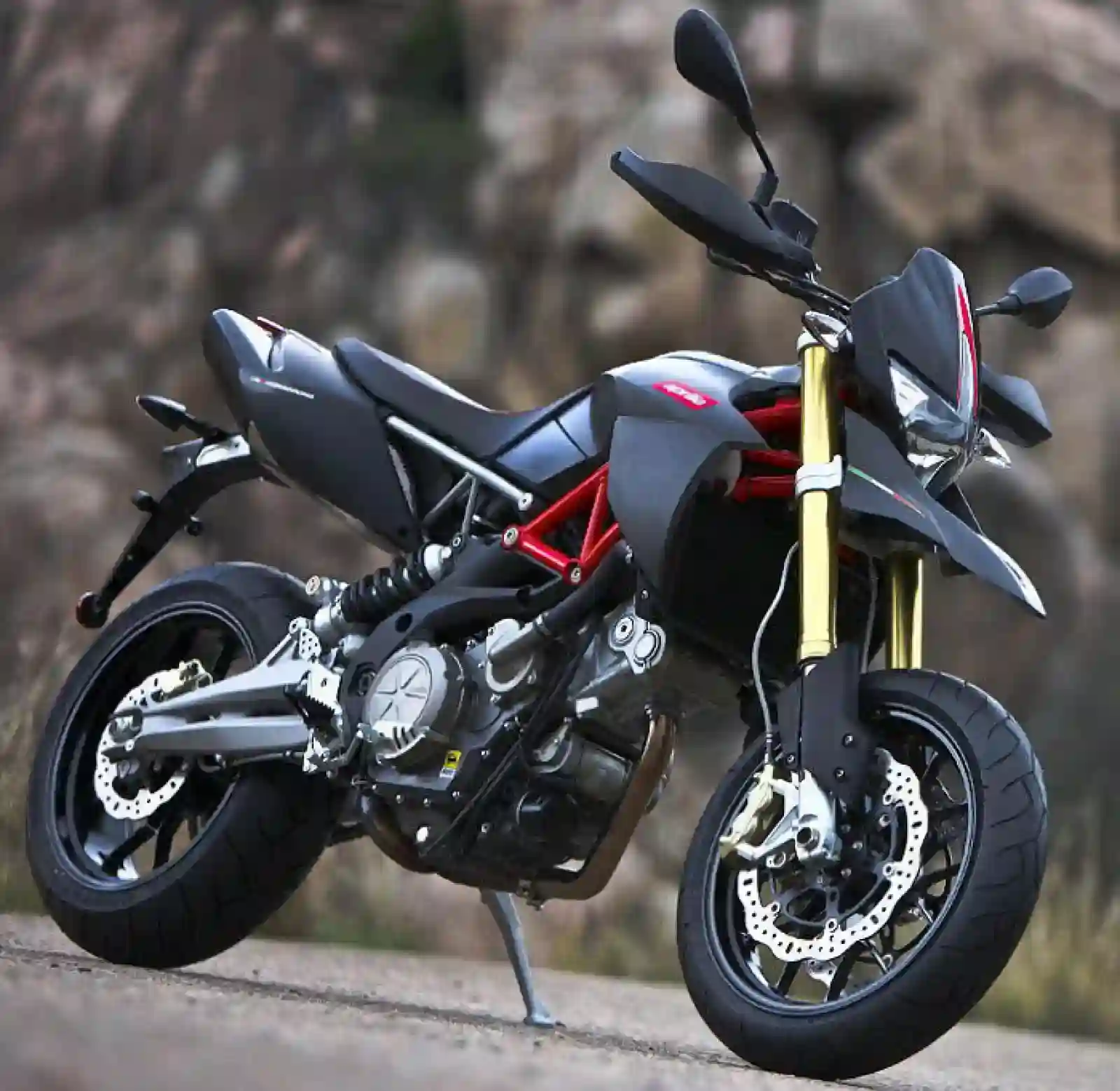Aprilia Dorsoduro 750 Factory 2011