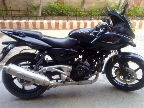 Bajaj Pulsar 220 F 2011