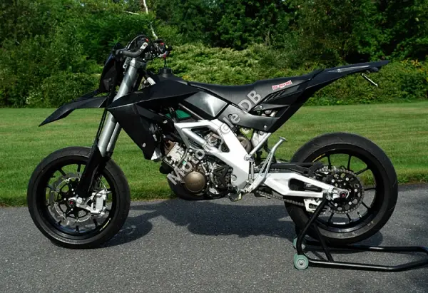 CCM 450 DS Supermoto 2009 1