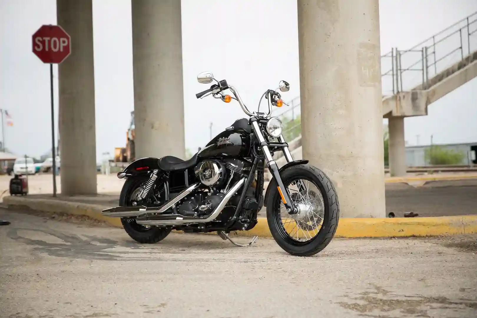 Home 3 Harley Davidson Dyna Street Bob 2017