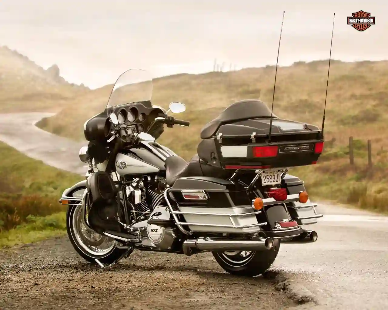 Harley Davidson FLHTCUSE CVO Ultra Classic Electra Glide Black 2010