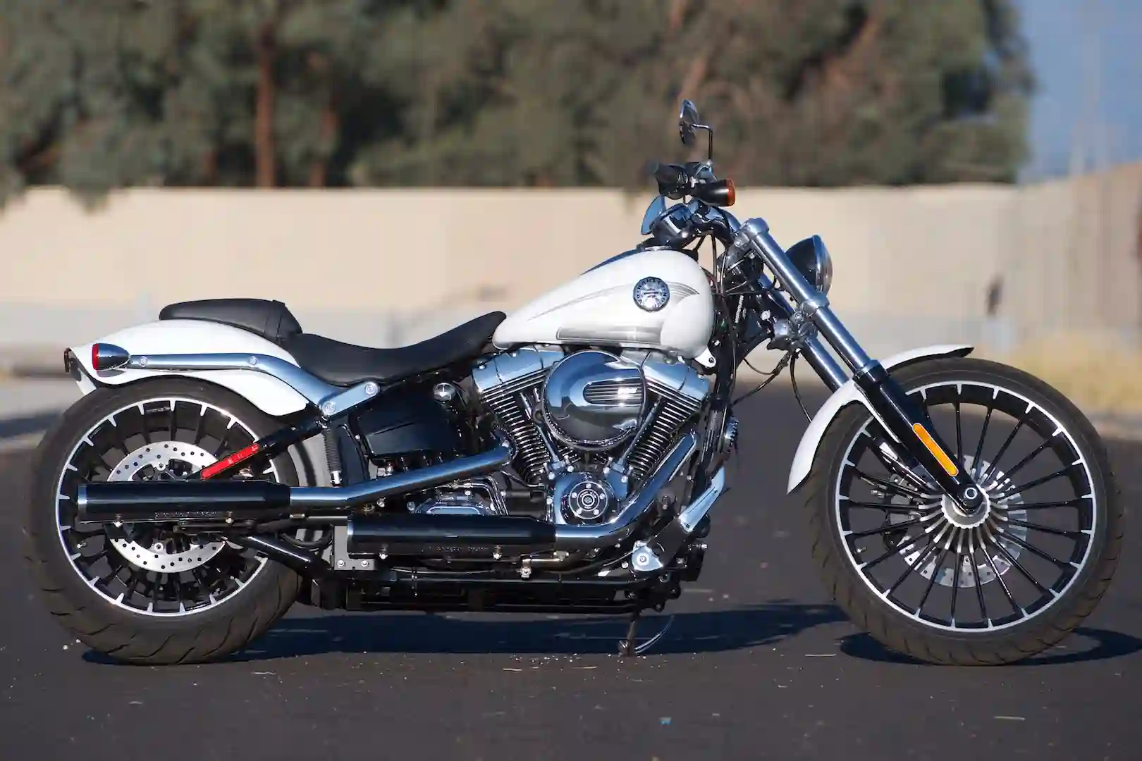 Home 1 Harley Davidson Softail Breakout 2017