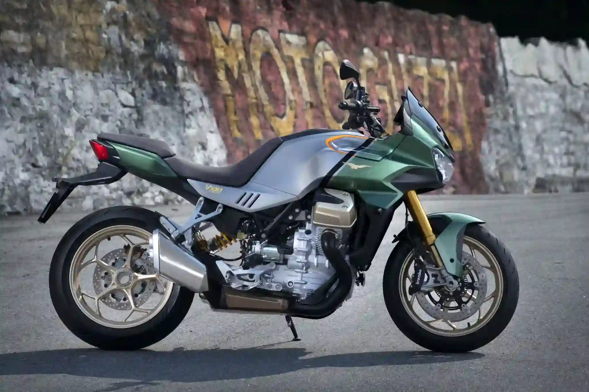 Moto Guzzi V100 Mandello 2022