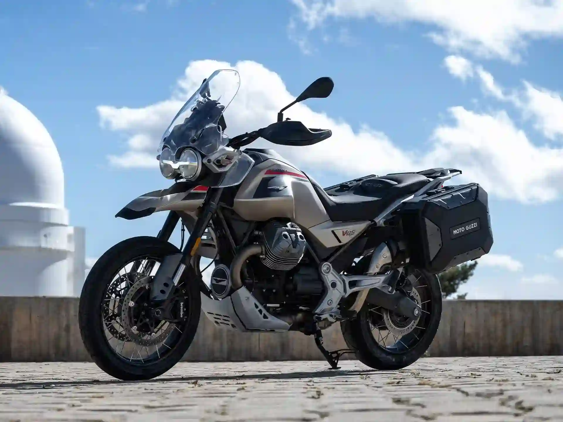 Moto Guzzi V85 TT Travel 2023