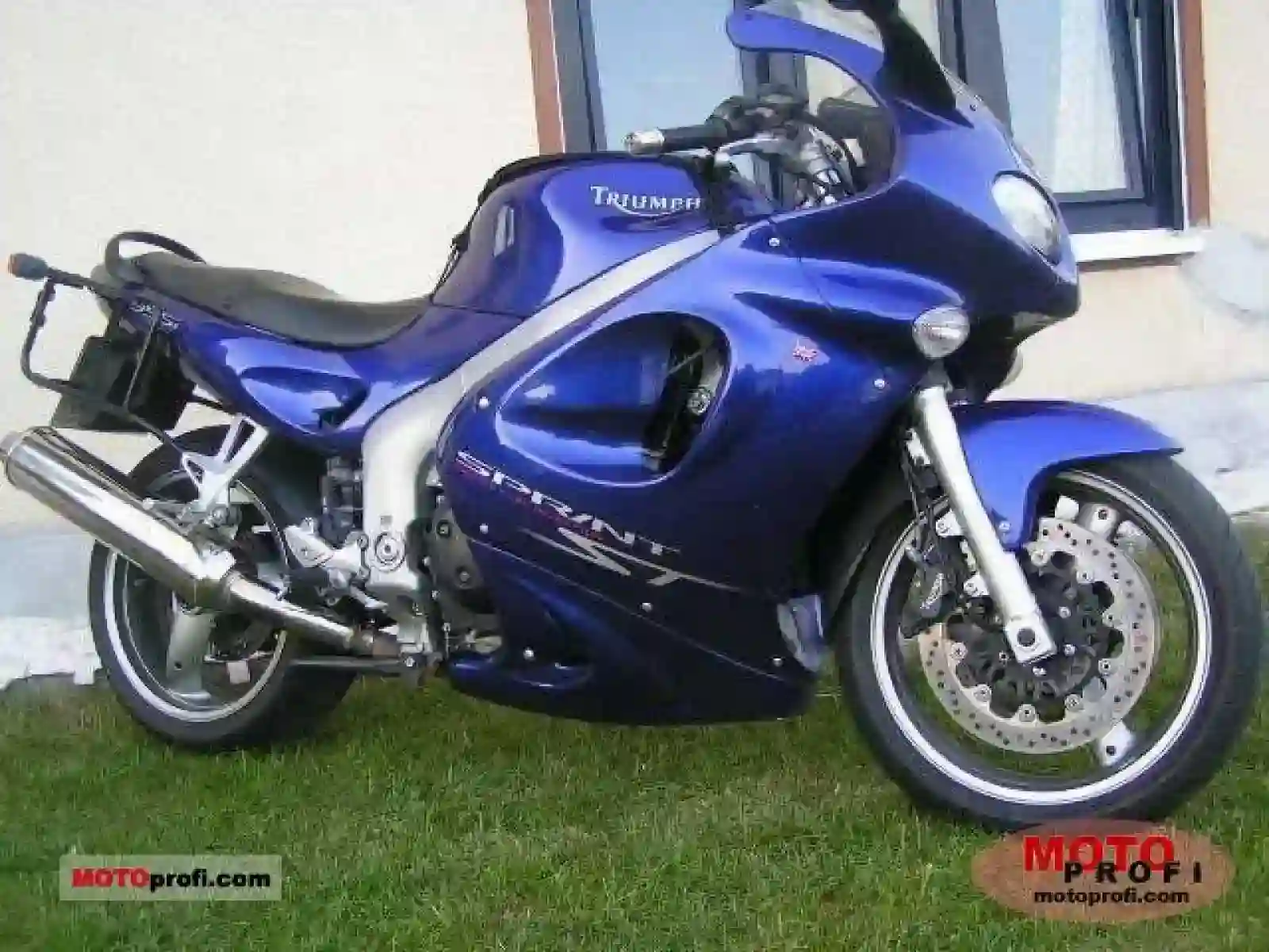 Triumph Sprint ST 2000